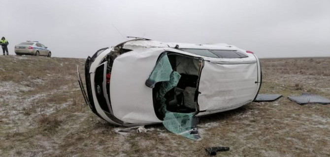 На Ставрополье ВАЗ врезался в фуру, водитель которой остановился, чтобы помочь ранее попавшим в ДТП