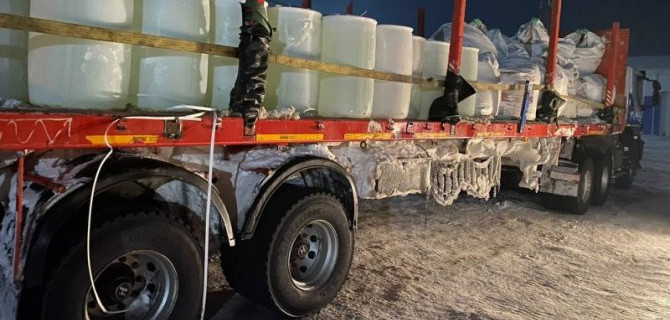 Грузовик, перевозивший соляную кислоту, попал в ДТП в Красноярском крае