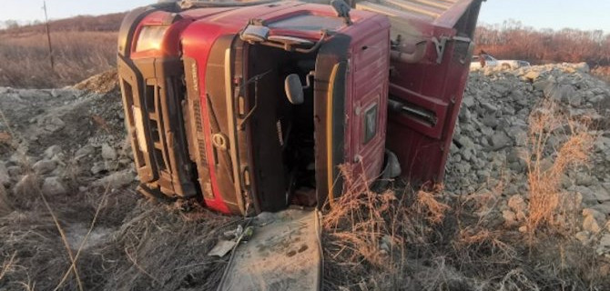 В Приморье опрокинулся грузовик, водитель погиб