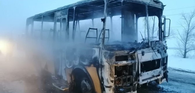 Школьный автобус сгорел на трассе в Челябинской области