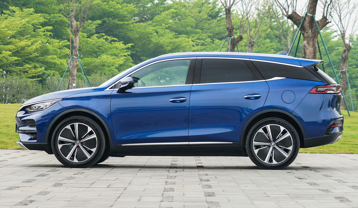 В Россию привезли новые для её авторынка электромобили фирмы BYD бид 3