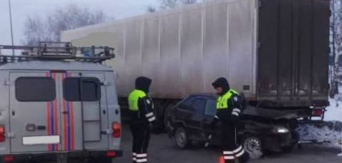 В Татарстане ВАЗ врезался в фуру, водитель легкового автомобиля погиб