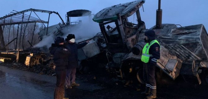 Два грузовика загорелись после столкновения на трассе в Самарской области, оба водителя погибли