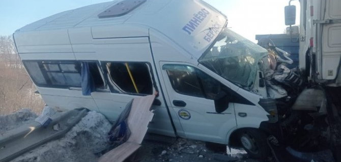 В массовом ДТП с пассажирской «ГАЗелью» и тремя грузовиками в Новосибирской области пострадали три человека