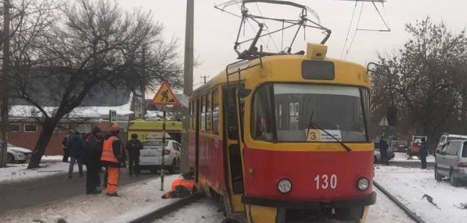 В Краснодаре трамвай сошел с рельсов после столкновения с ВАЗом, пострадали две девушки