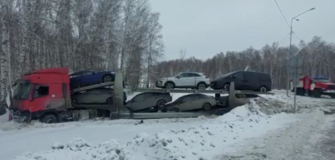 На трассе в Тюменской области столкнулись легковушка и автовоз
