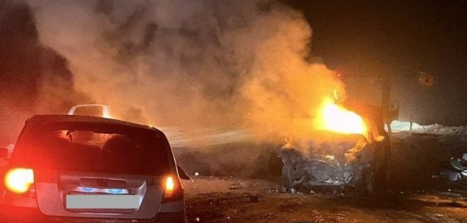 Иномарка, в которой ехала семья с ребенком, загорелась после ДТП на трассе Тюмень — Омск