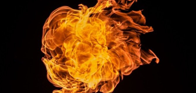 На Ставрополье автомобиль врезался в дерево и загорелся