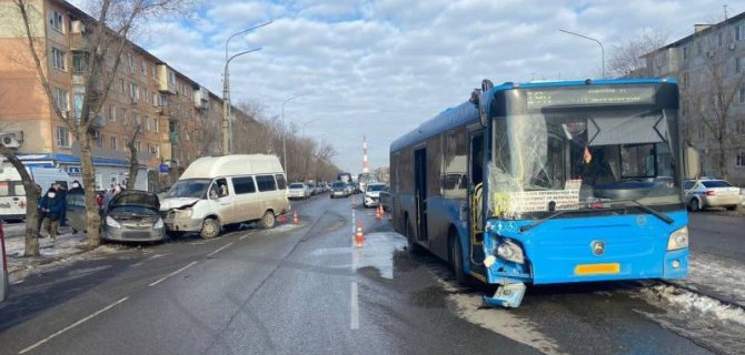 В массовом ДТП с участием автобуса и маршрутки в Астрахани пострадали 4 пассажира, в том числе ребенок