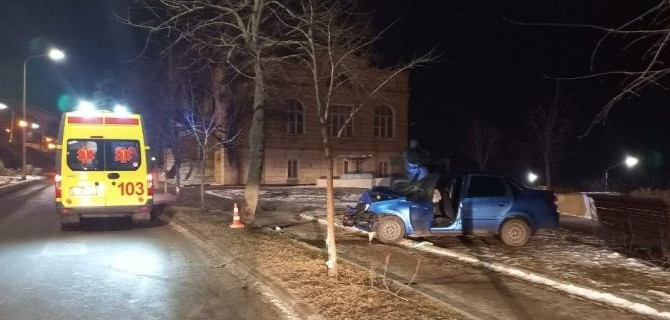 В Пятигорске «Лада» врезалась в дерево, медицинская помощь потребовалась троим