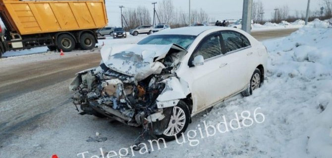 В ДТП с грузовиком в Нефтеюганске погиб пожилой водитель