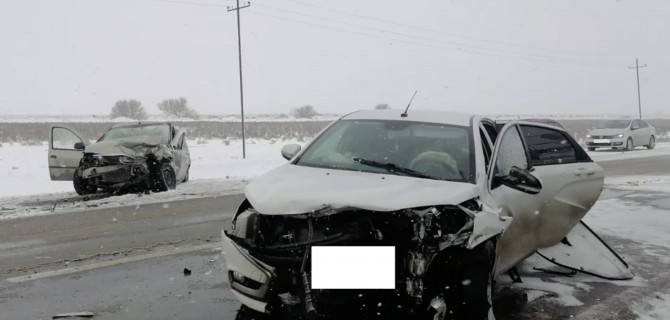 «Лада» и «Рено» столкнулись на Ставрополье, погибли два человека