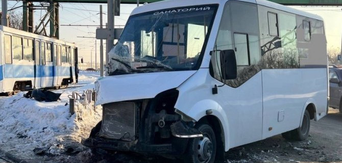 Маршрутка и трамвай столкнулись в Омске, пострадали три пассажира