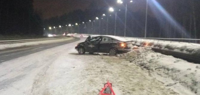 В Казани сбили водителя, вышедшего из автомобиля после наезда на препятствие. Он скончался в больнице