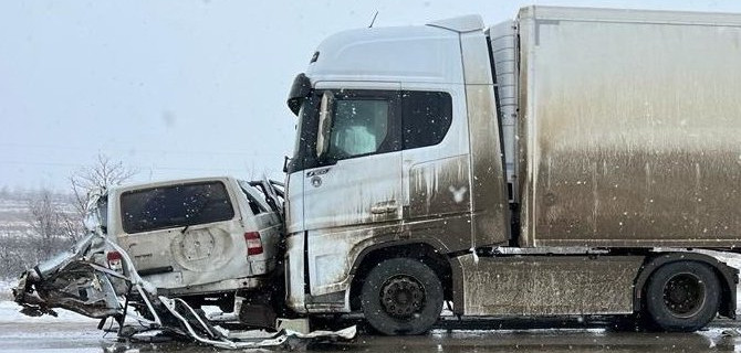 Внедорожник и два грузовика столкнулись в Волгоградской области, один человек погиб