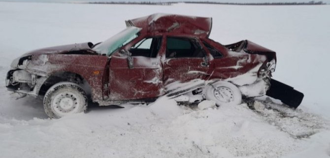 На Ставрополье «Лада» столкнулась с фургоном, съехала в кювет и перевернулась, водитель погиб