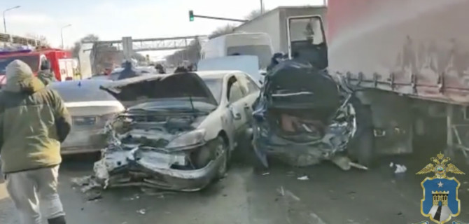 На Ставрополье в массовом ДТП с 16 машинами пострадали 9 человек