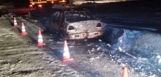 В Омской области иномарка съехала на обочину и загорелась, водитель погиб