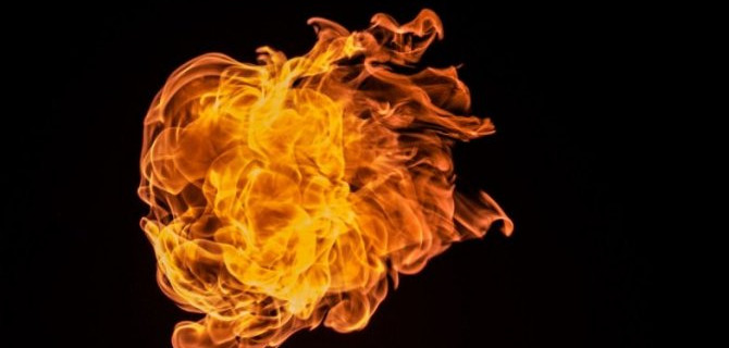 На Ставрополье грузовик съехал с моста и загорелся, водитель успел спастись