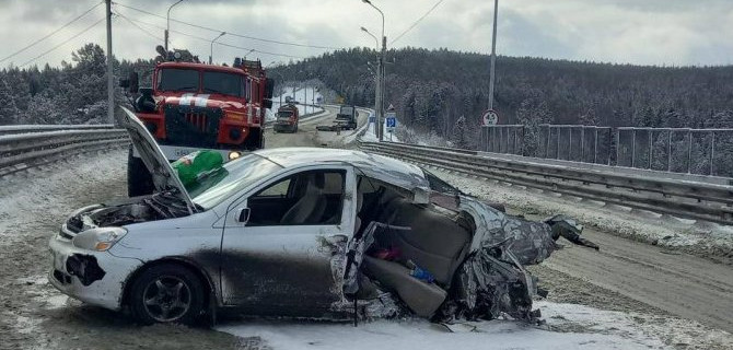 Большегруз и легковой автомобиль столкнулись в Иркутской области, погибла 11-летняя девочка