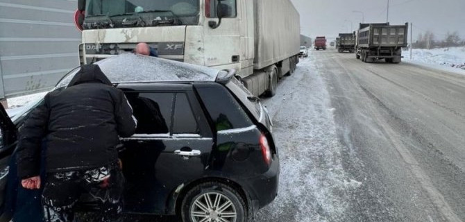 В Миассе легковой автомобиль столкнулся с фурой, погибла женщина