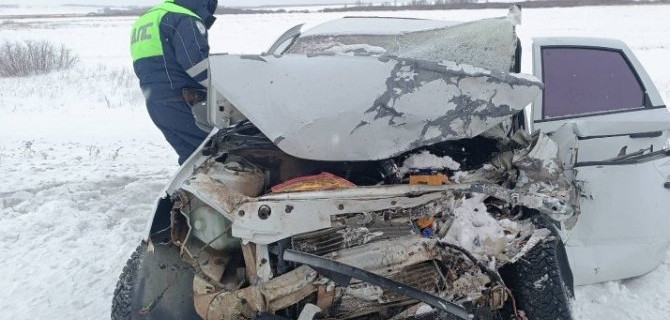 «Лада» и грузовой ГАЗ столкнулись в Челябинской области, один из водителей погиб