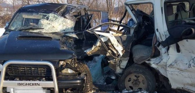 На Сахалине столкнулись две иномарки, один человек погиб, пострадали 5, в том числе 2 подростка
