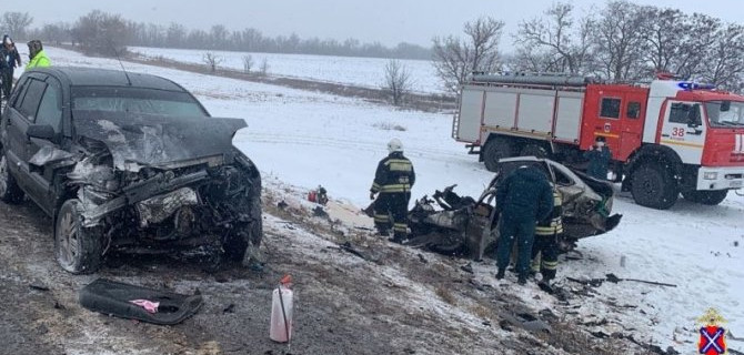 В страшном ДТП с участием четырех машин в Волгоградской области погибла автомобилистка