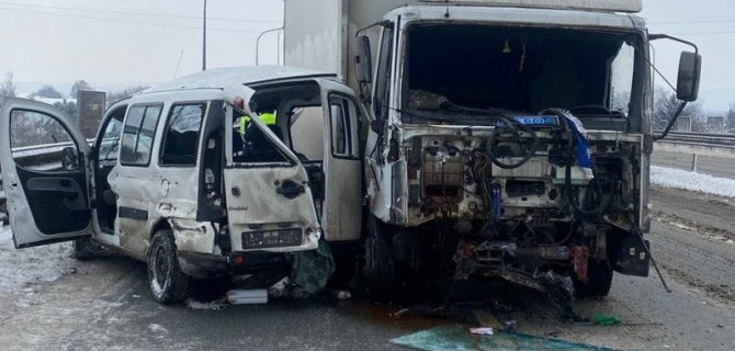 «Фиат» столкнулся с грузовиком на трассе «Волга» в Татарстане, один человек погиб