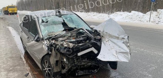 На трассе в Югре «Лада» столкнулась с КамАЗом, пострадали трое, в том числе годовалый ребенок