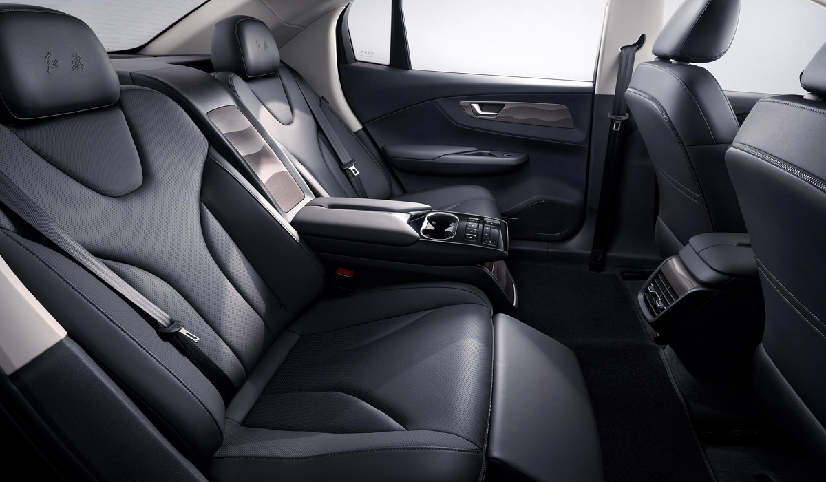 Начались российские продажи электромобилей Hongqi E-QM5 хунцы 5