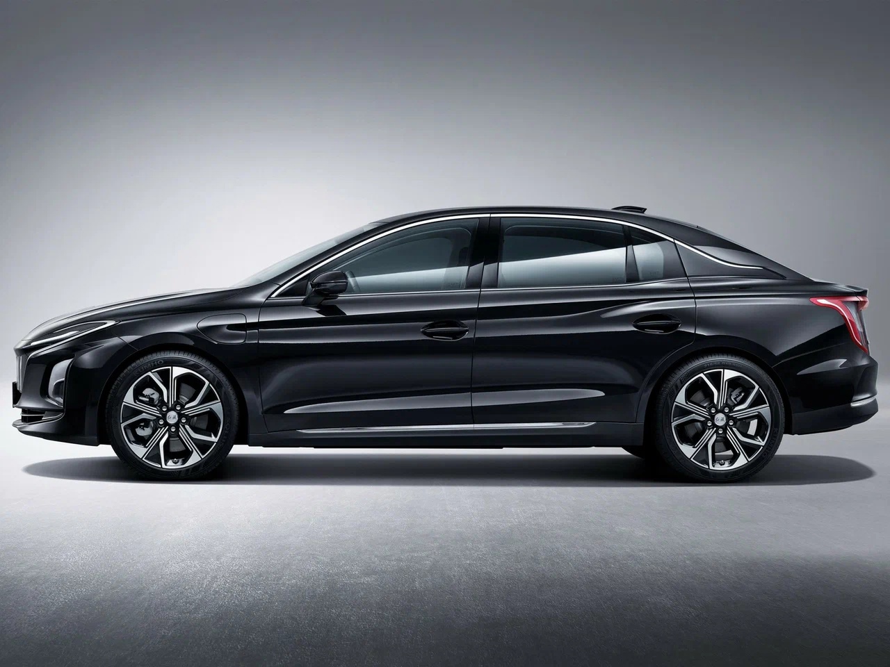 Начались российские продажи электромобилей Hongqi E-QM5 хунцы 3