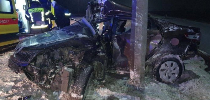 Иномарка врезалась в столб в Татарстане, серьезно пострадали 4 человека