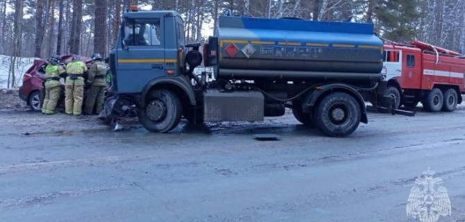 В ДТП с бензовозом в Новосибирской области погибли автомобилистка и ее пассажир