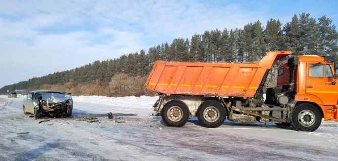 "Волга" столкнулась с КамАЗом на трассе в Марий Эл, пострадали 5 человек, в том числе трое детей