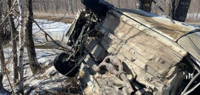 В Приморье «Тойота» врезалась в дерево, съехав в кювет, погибли водитель и пассажир