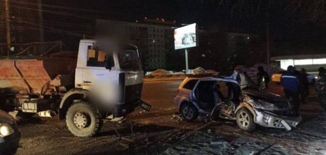 В ночном ДТП в Новосибирске погиб водитель иномарки, пострадали два его пассажира