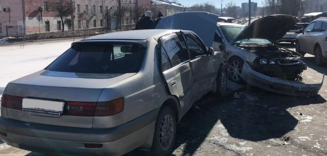 После массового ДТП с участием 6 автомобилей в Иркутске за медпомощью обратили три человека