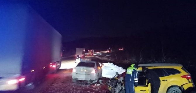 На трассе Москва — Челябинск «Форд» столкнулся с грузовиком, один человек погиб