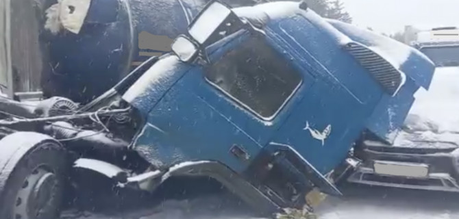 Массовое ДТП с участием 32 автомобилей произошло на трассе «Нева» в Новгородской области