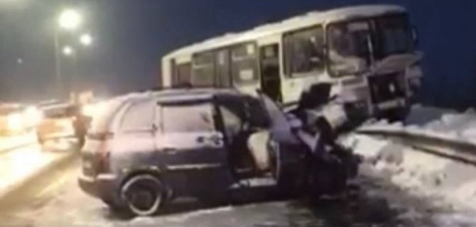 Один человек погиб, шестеро пострадали в ДТП с рейсовым автобусом в Нижегородской области