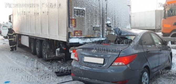 На трассе «Урал» иномарка врезалась в фуру, водитель погиб