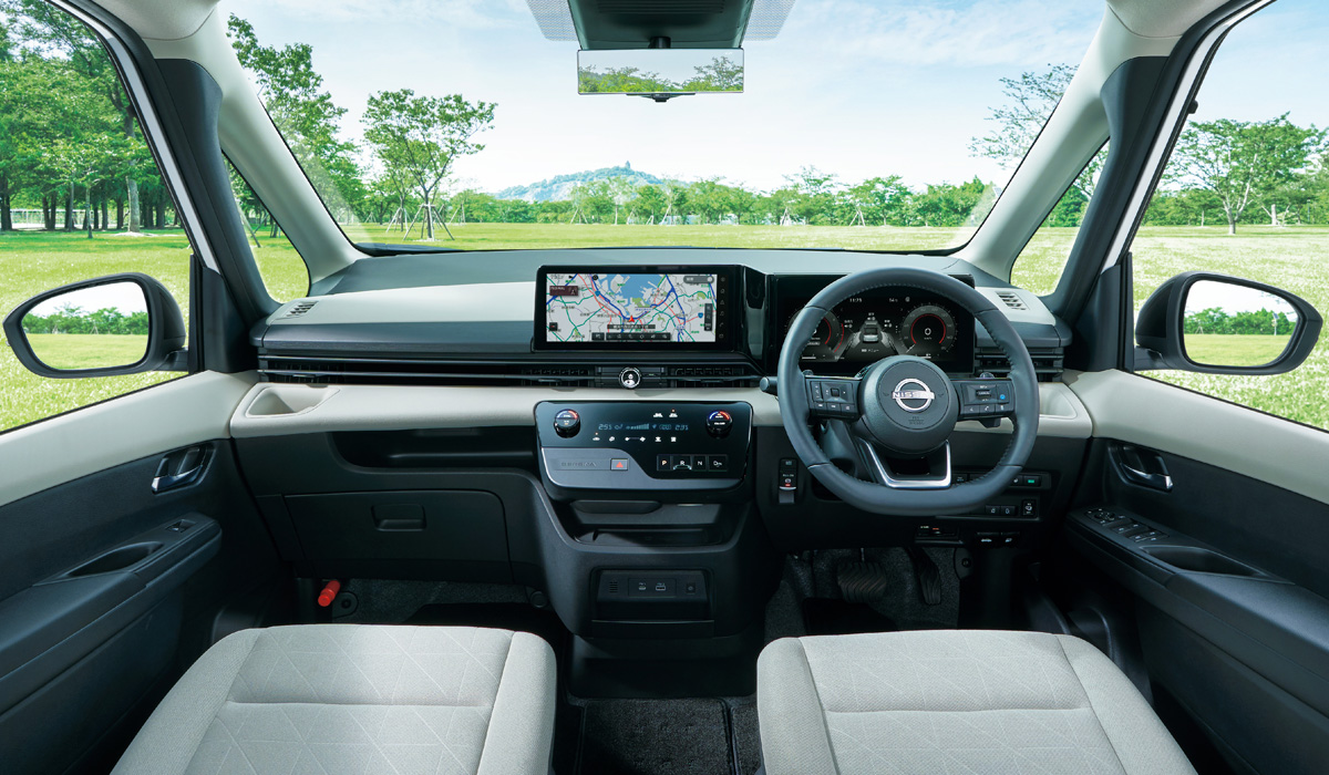 В России появились праворульные минивэны Nissan Serena серена 7