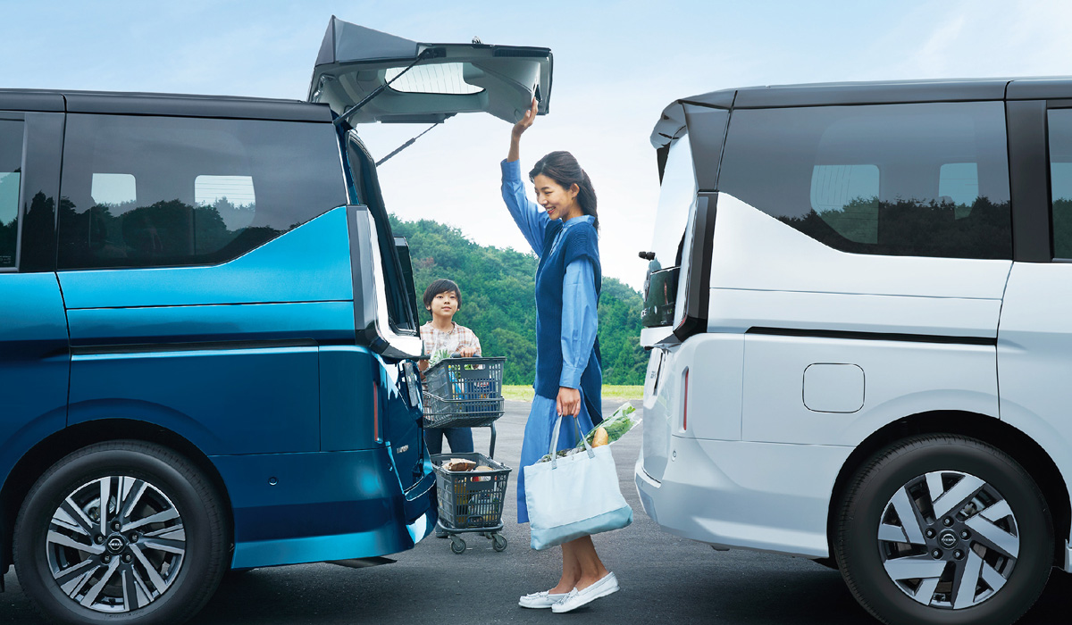 В России появились праворульные минивэны Nissan Serena серена 4