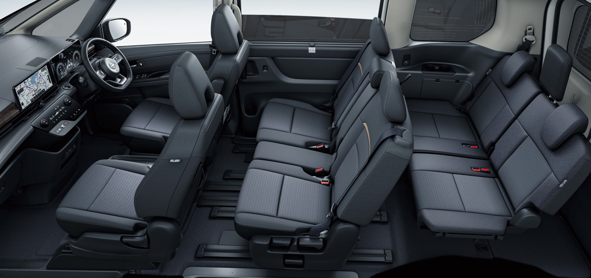 В России появились праворульные минивэны Nissan Serena серена 5