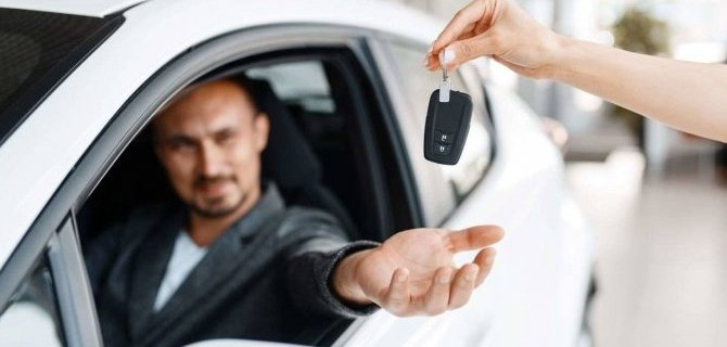 Где лучше купить машину с пробегом: в салоне или с рук?