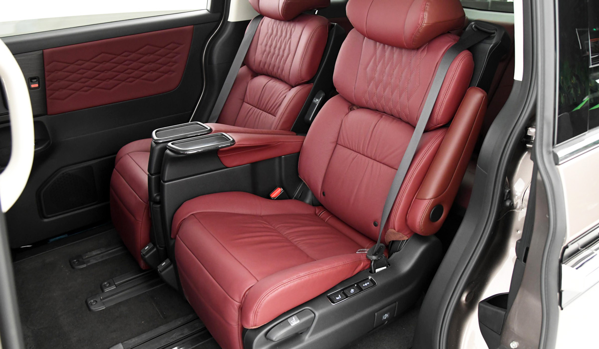 В России впервые появились премиальные минивэны Honda Elysion хонда 3