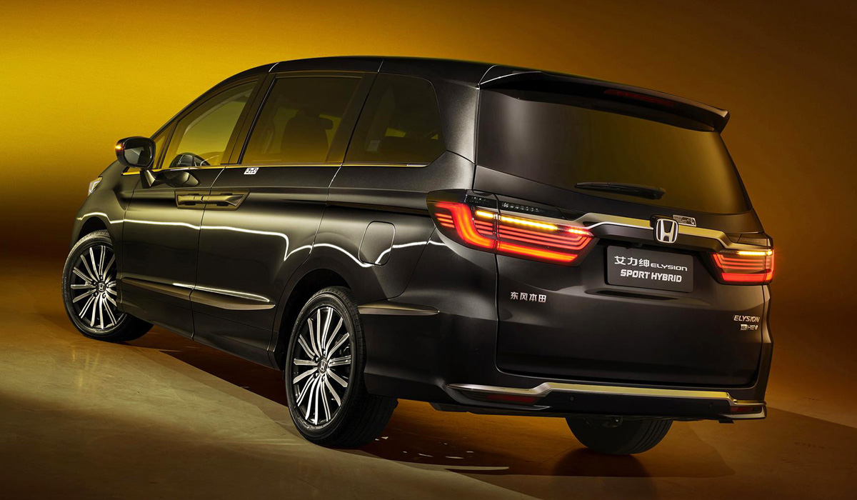 В России впервые появились премиальные минивэны Honda Elysion хонда 2