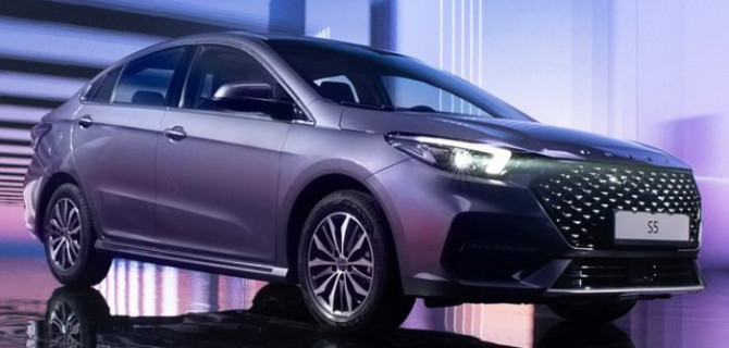 Обнародованы российские комплектации седана Omoda S5 и цены на них