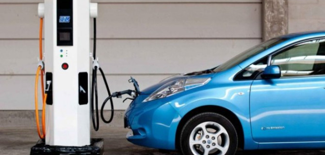 Владельцев электромобилей заставляют платить повышенный утильсбор
